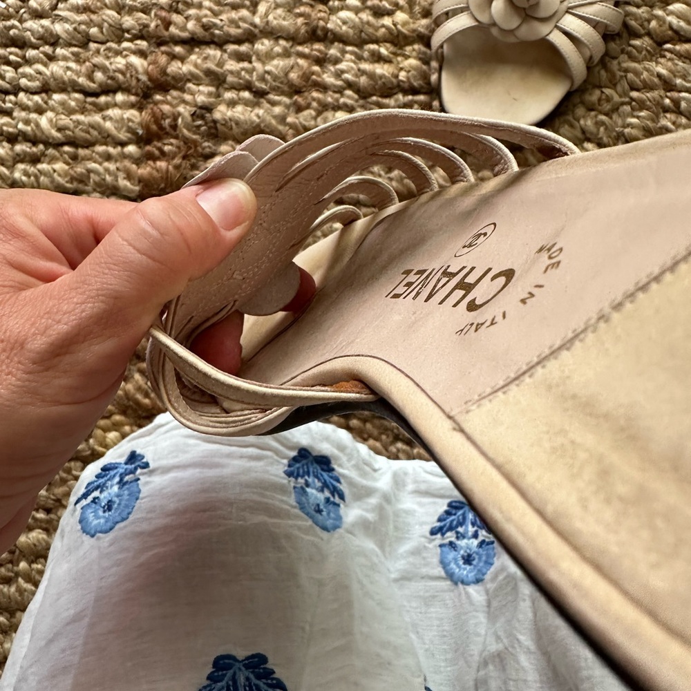 CHANEL Cream Sandals with Bow Detail - Picture 7 of 7